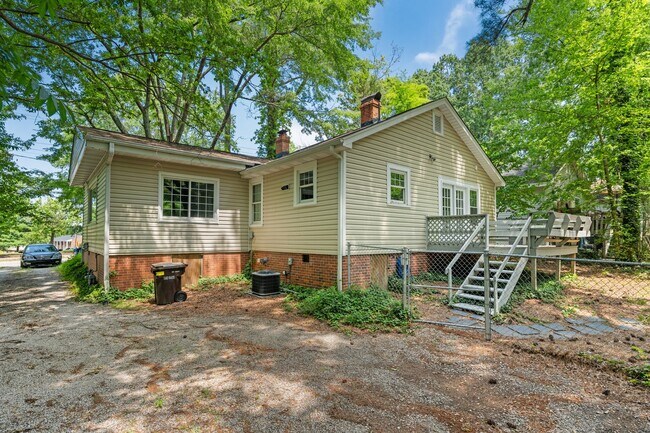 Building Photo - 3bd/1ba Home Near Durham's Lakewood Neighborhood!