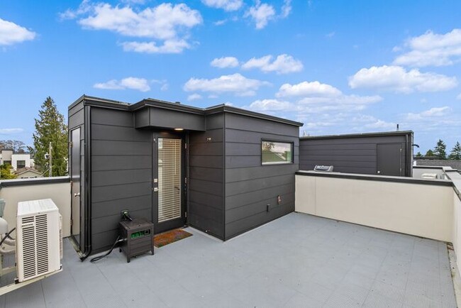 Building Photo - Stunning Modern Air-Conditioned Townhome in Coveted Whittier Heights