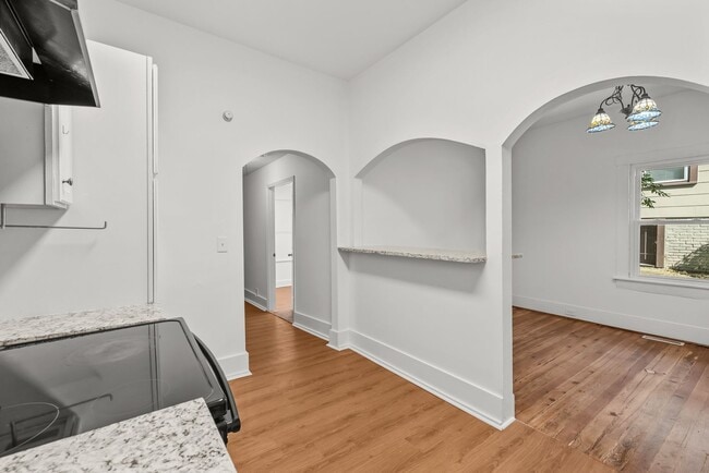 Building Photo - Beautiful 3 Bedroom 2 Bath