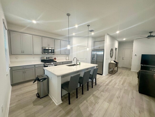 Building Photo - Looking for clean and responsible roommate