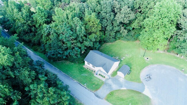 Building Photo - 1000 Meadowgreen Dr