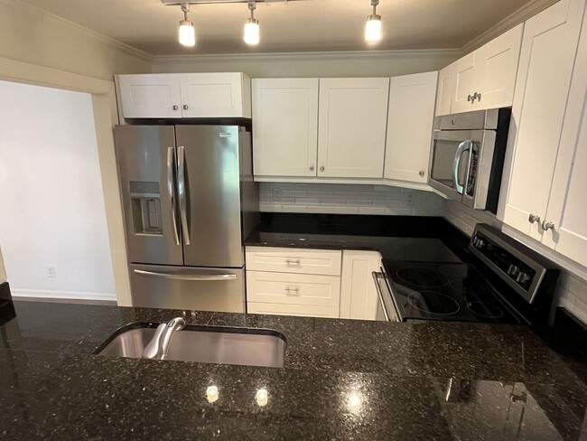 Building Photo - Updated 3 Bed Condo in Myers Park