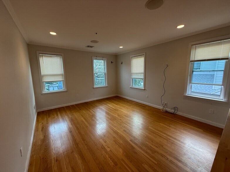 Building Photo - 486 Revere St