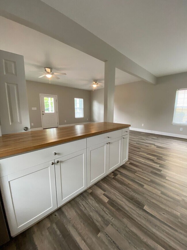 Building Photo - 162 Strickland Ave