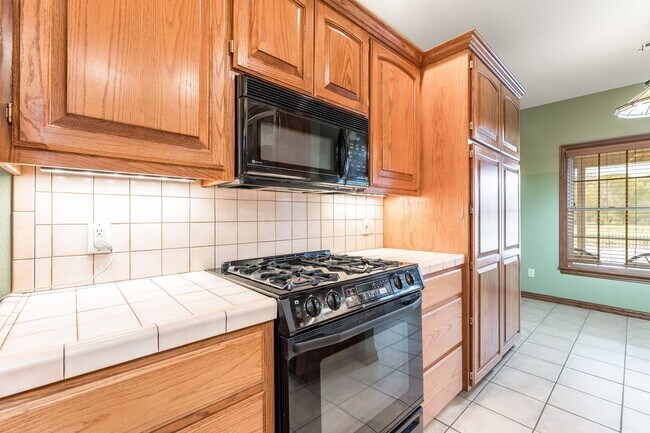 Building Photo - Beautiful spacious 3 bedroom home with a p...