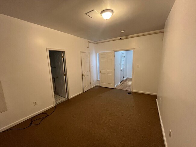 Building Photo - Bright Old City Loft