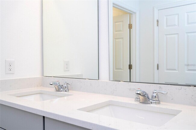 Building Photo - Elegant & Comfortable Home with Granite Ki...