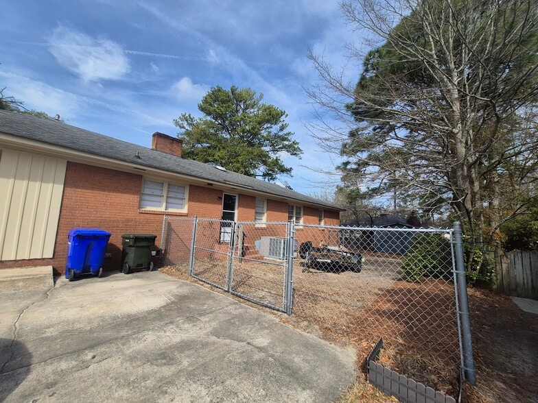 Building Photo - 1802 S Elm St