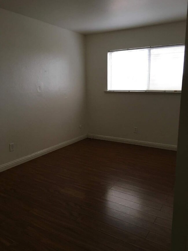 Building Photo - Duplex 2Bedrooms, 1Bathroom.