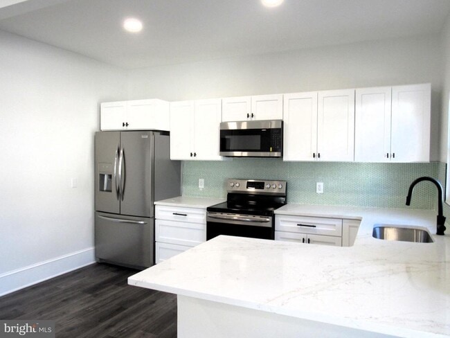 Building Photo - 704 Oak Ln