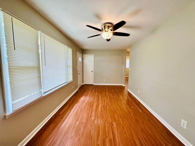 Building Photo - 3 bedroom home near Cane Run Rd now availa...