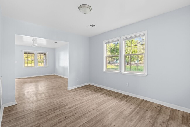Building Photo - Stylish & Newly Renovated 3 Bedroom 2 Bath...