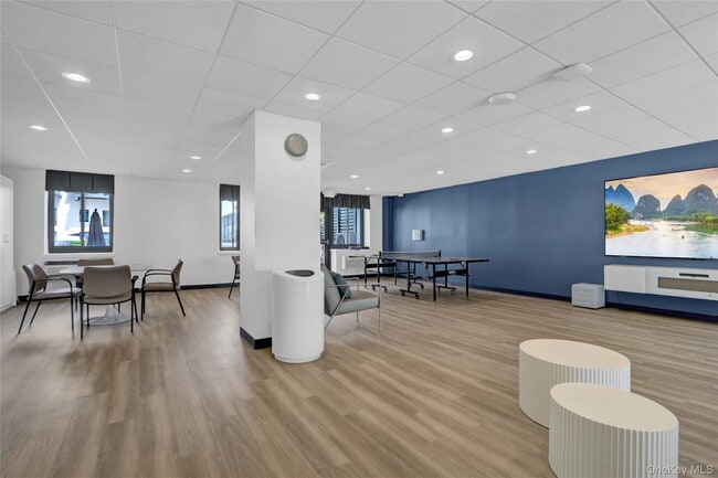 Building Photo - 100 W Broadway