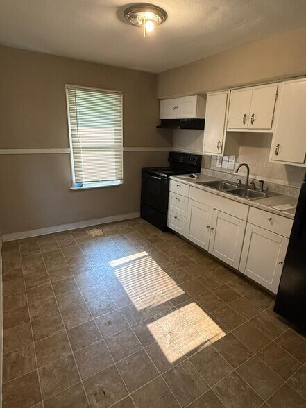 Building Photo - 531 Ames Pl