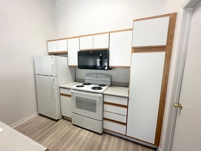 Building Photo - Newly renovated in 2024 2 bedroom 2 bathroom apartment available soon.