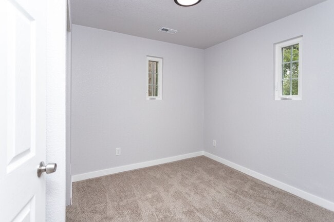 Building Photo - Charming Updated Cottage – 2 Bed, 1 Bath!!