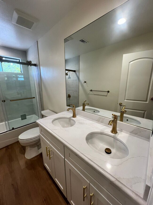 Building Photo - Thousand Oaks - 3 bedroom, 2.5 bath in the...