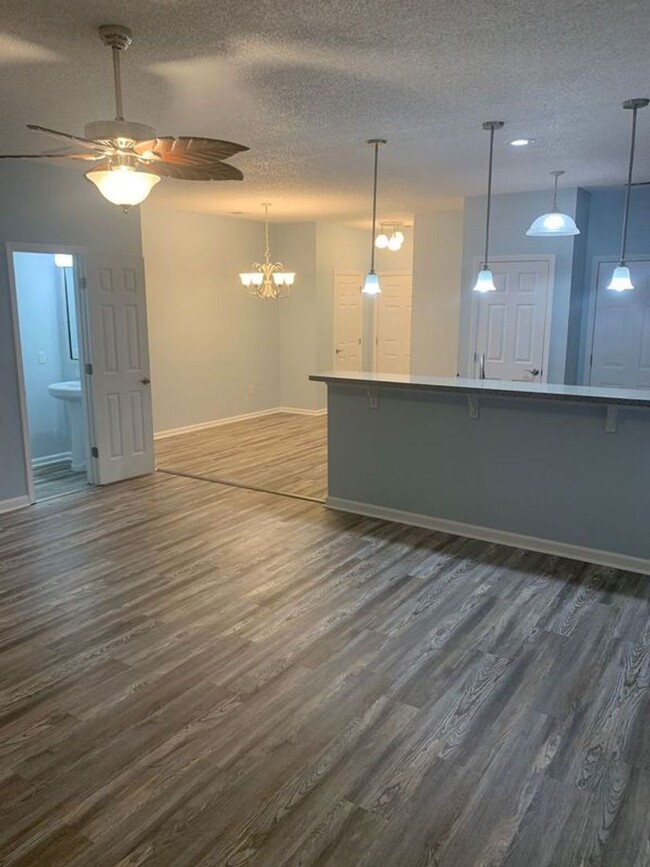 Building Photo - Townhome in LIVE OAK! MOVE IN READY NOW!!