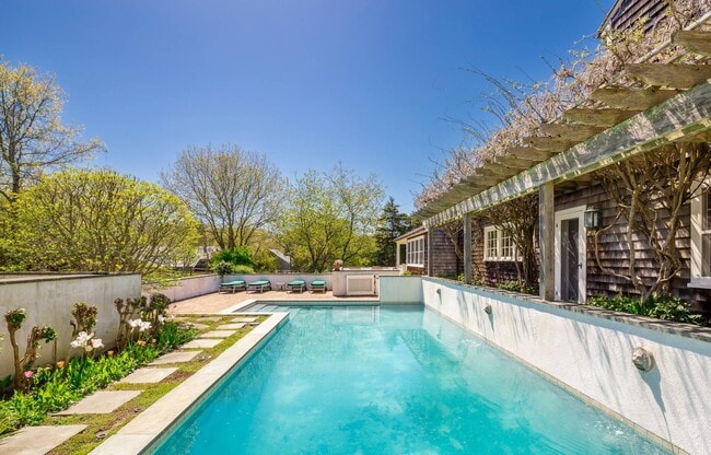 Building Photo - 27 Horseshoe Dr N