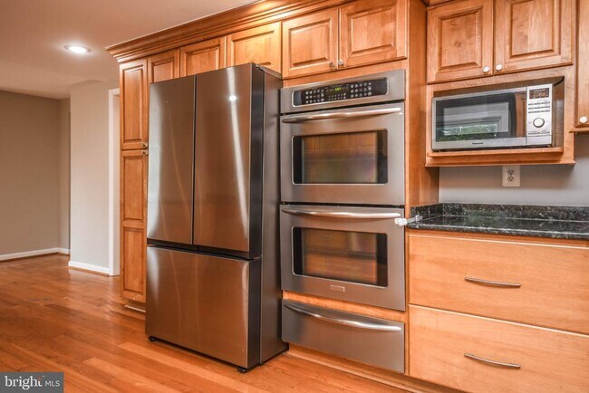 Building Photo - 9627 Locust Hill Dr