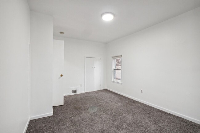 Building Photo - 3 bedroom 2 full bathrooms Warren $1,300