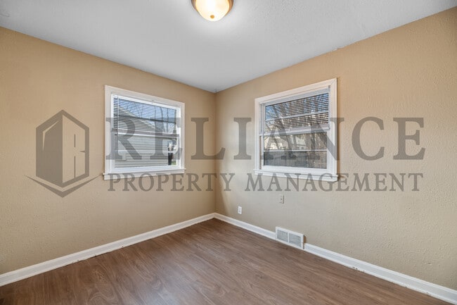 Building Photo - 2118 E 1st St N