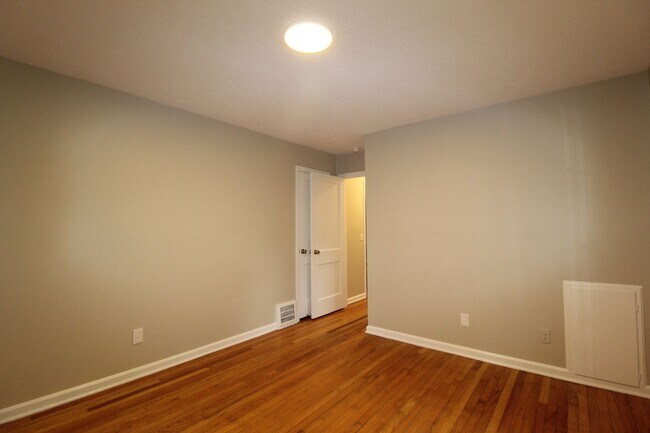 Building Photo - 2 Bedroom 1 Bath Home in Roeland Park.