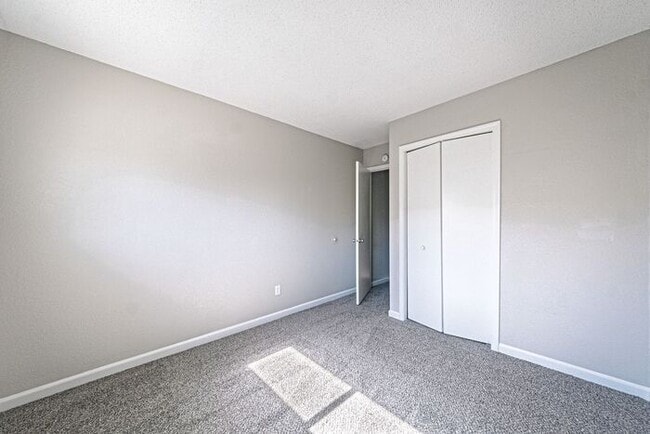 Building Photo - 3 Bed 2 Bath Townhouse, newly renovated! - MOVE IN SPECIAL