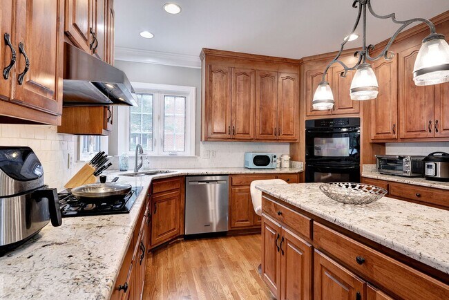 Building Photo - Spacious 5BR/4BA Home in Yorktown – Convenient Location and Comfortable Living