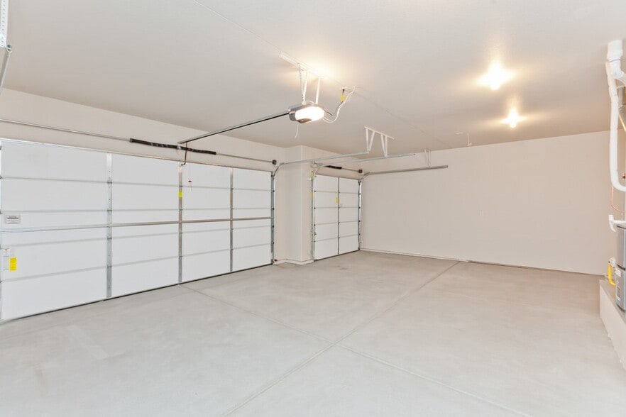 3 car Garage - 119 Dry Creek Ct