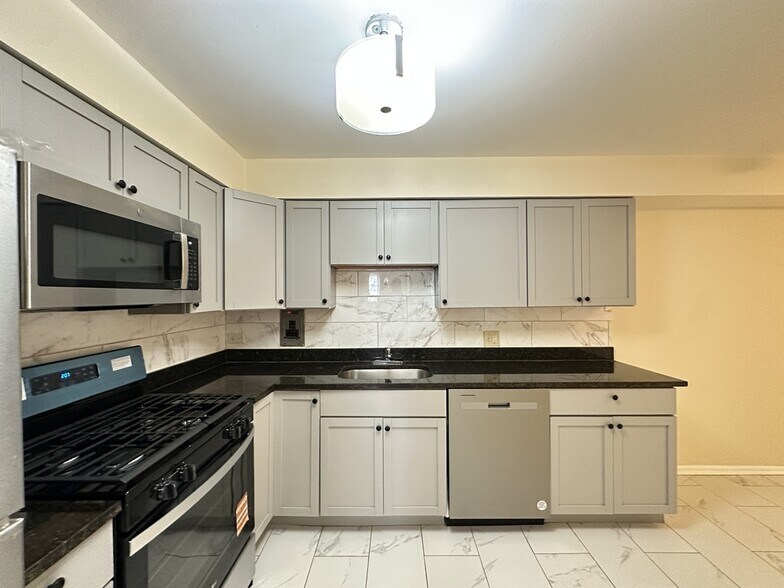 Building Photo - 630 Lincoln Ave