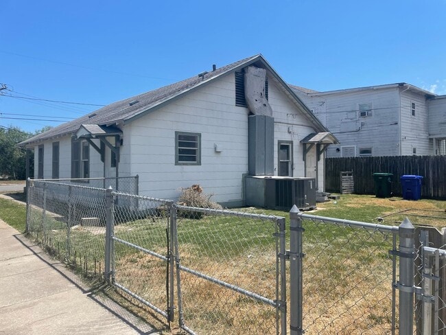 Building Photo - Corner Lot Home – Central City - Corpus Christi, TX
