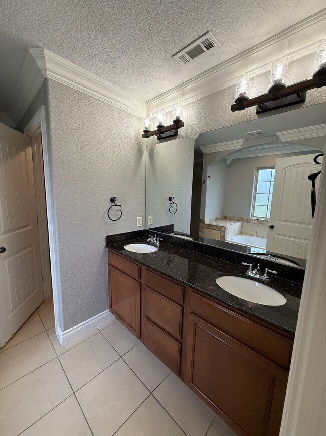 Building Photo - Great Outdoor Living Space / 4BR with 3 Ca...