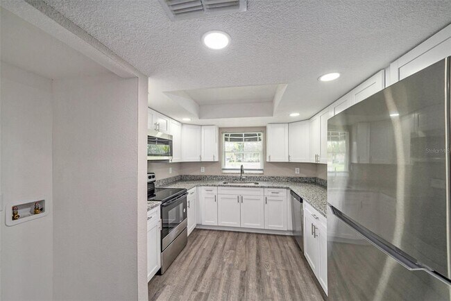 Building Photo - 11911 Pine Forest Dr