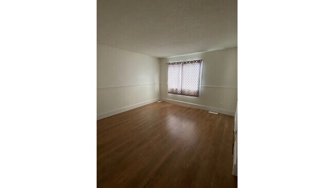 Building Photo - Spacious 3 - Bedroom Townhome with Modern ...