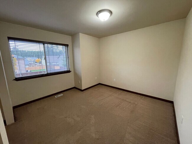 Building Photo - Gorgeous, Spacious Home Close to Everything!