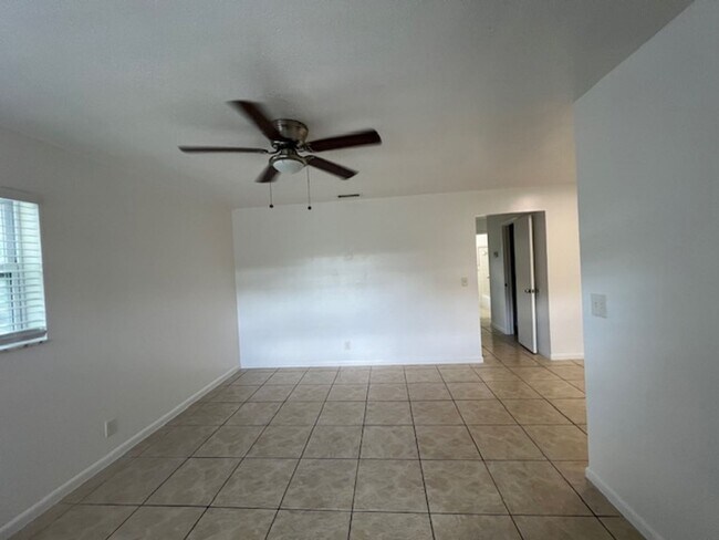 Building Photo - 523 S K St Lake Worth, FL 33460