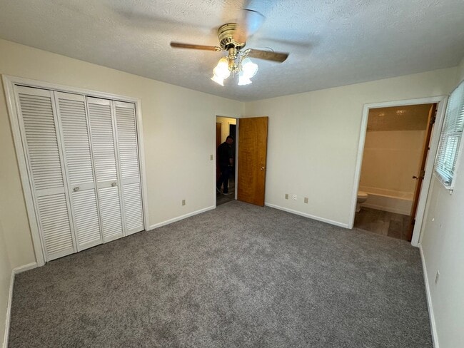 Building Photo - Lone Oak House