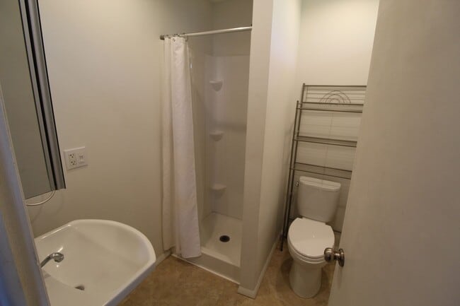 Building Photo - 129 W 39th Ave