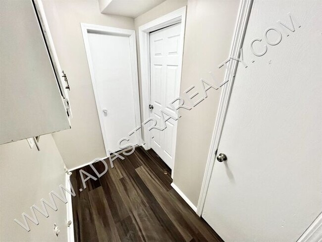 Building Photo - Beautiful 4 Bed Duplex in Independence-Ava...