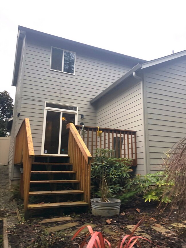 Building Photo - Wonderful 3B/2.5Ba Home that Backs to Peac...