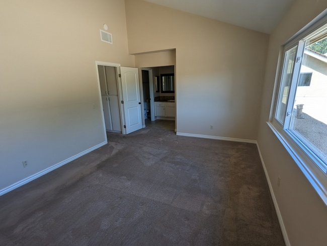 Building Photo - 327 Sprucewood Ave