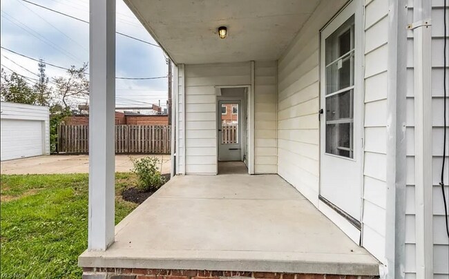 Building Photo - 4018 Bushnell Rd