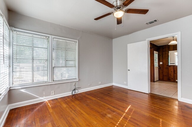 Building Photo - 2-BEDROOM HOME IN MONTICELLO PARK