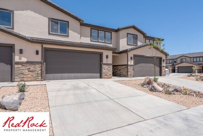 Building Photo - Stunning 4 Bedroom Townhome in Hurricane Heights