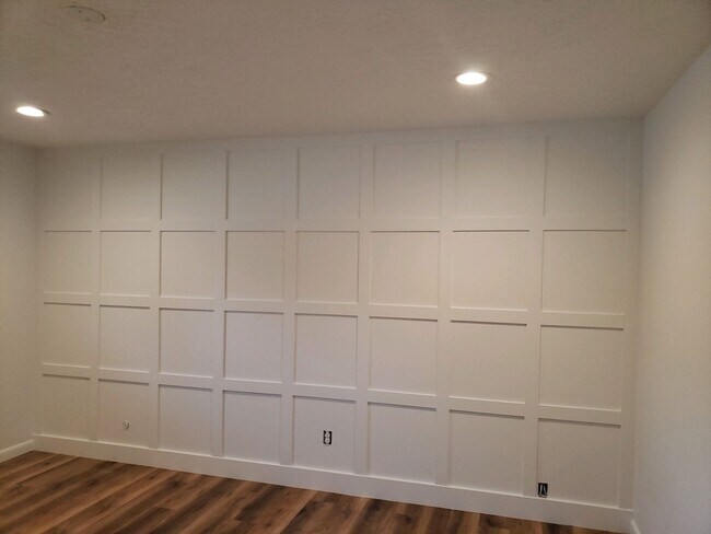 Building Photo - Spacious 5-Bedroom Home Near Little Cotton...