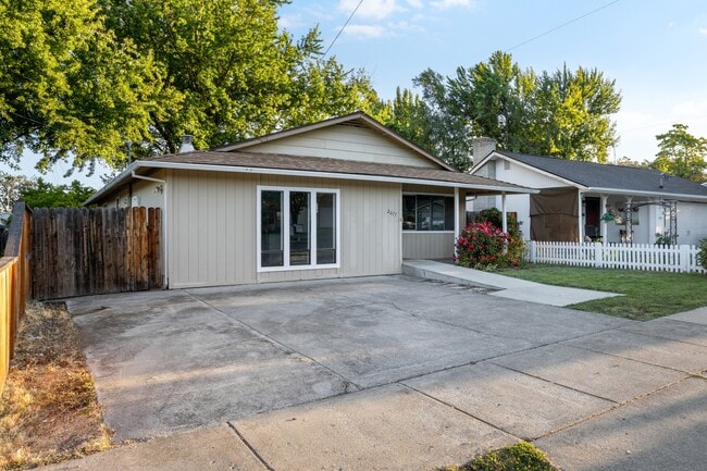 Building Photo - 2077 Hill Way