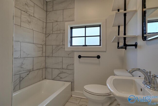 Building Photo - 1122 NE Wellman Ave