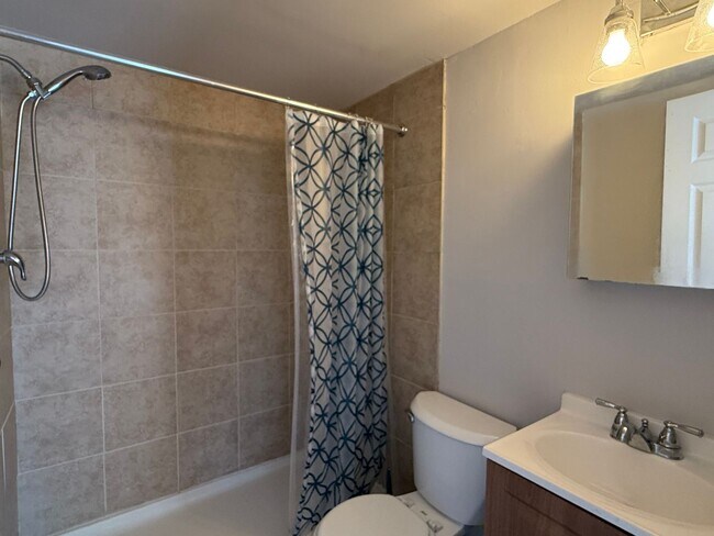 Building Photo - 2 Bed - Aston