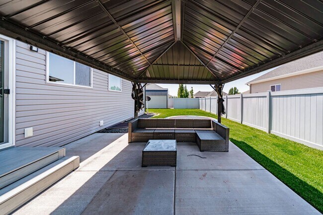 Building Photo - Stunning 5-Bed, 3-Bath Home in a Desirable...